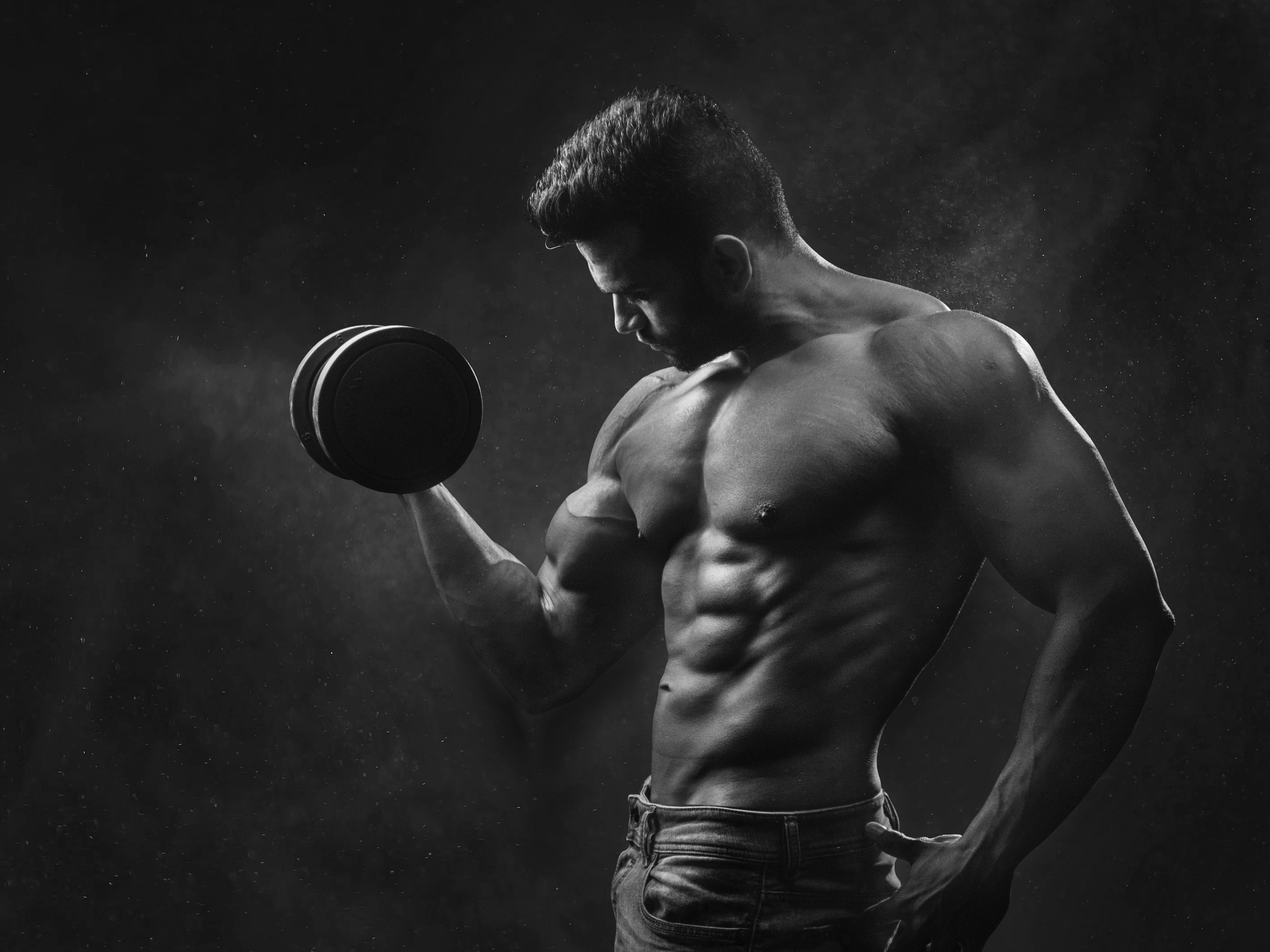 Trainierender Mann beim Krafttraining