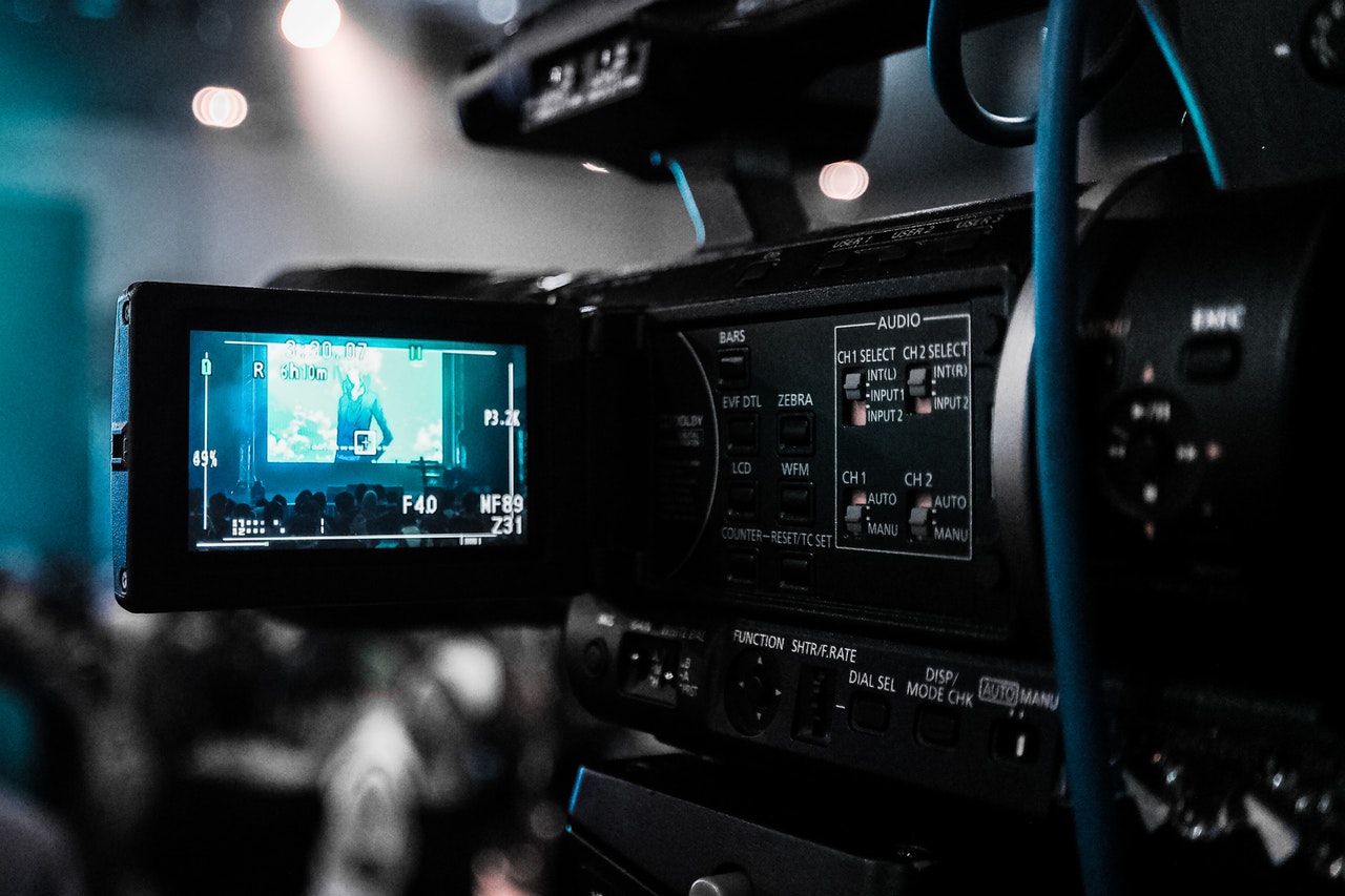 Filmset mit Kamera und Beleuchtung